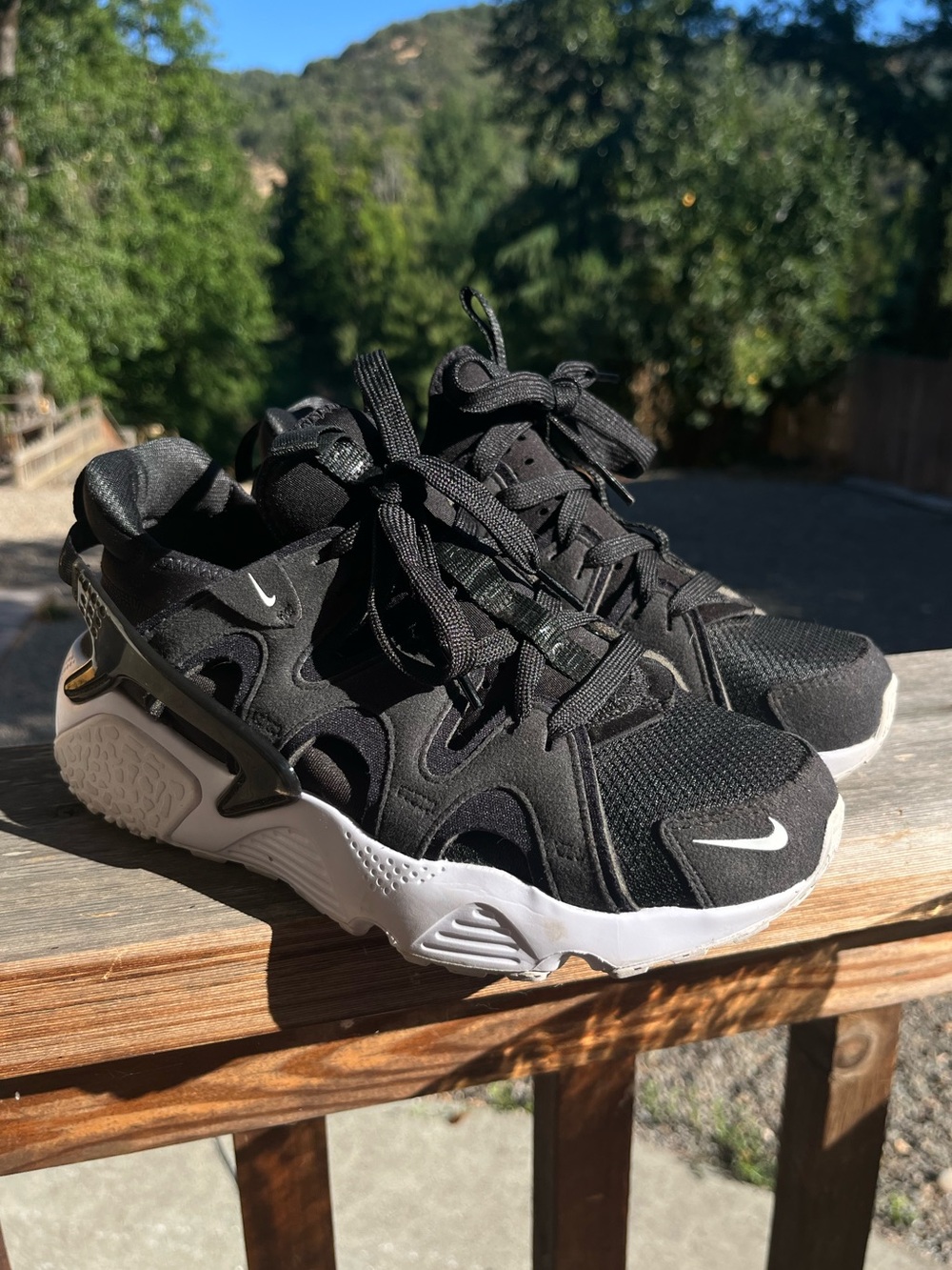 Nike Air Huarache Woman Black and White Grip-Back Sneakers